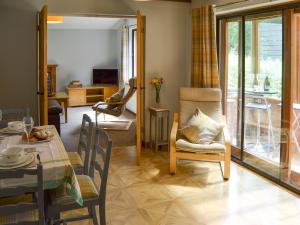 Eden Cottage في Little Hautbois: غرفة معيشة مع طاولة وكراسي وغرفة طعام