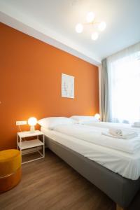 Posteľ alebo postele v izbe v ubytovaní Spacious apartment with huge shared terrace and grill located between city centre and Donau river