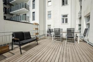 Balkon lub taras w obiekcie Spacious apartment with huge shared terrace and grill located between city centre and Donau river