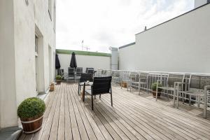 Balkón alebo terasa v ubytovaní Spacious apartment with huge shared terrace and grill located between city centre and Donau river