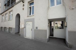 Zdjęcie z galerii obiektu Spacious apartment with huge shared terrace and grill located between city centre and Donau river w Wiedniu