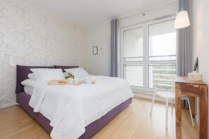 Posteľ alebo postele v izbe v ubytovaní Quiet Apartment Park Edwarda Szymańskiego by Noclegi Renters