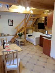 KrátkáにあるApartmán Krátkáのキッチン、リビングルーム(階段付)