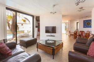 ein Wohnzimmer mit 2 Sofas und einem TV in der Unterkunft 3h La Quinta - Wonderful 4 Bed Villa Wth Pool in San Miguel de Abona