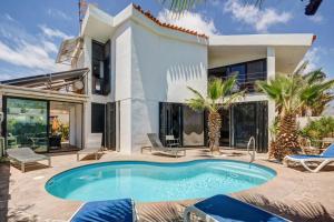 ein Haus mit Pool davor in der Unterkunft 3h La Quinta - Wonderful 4 Bed Villa Wth Pool in San Miguel de Abona