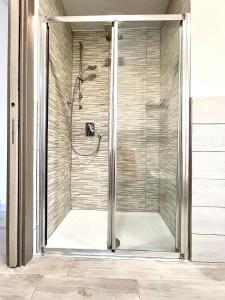 y baño con ducha y puerta de cristal. en Colosseum Guest House, en Roma