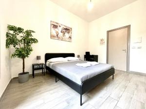 um quarto com uma cama e um vaso de plantas em Colosseum Guest House em Roma