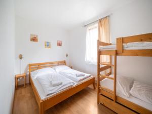 Krevet ili kreveti na sprat u jedinici u okviru objekta Comfortable holiday home in Lipno with garden