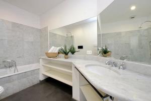 Baðherbergi á Tiberina +27 myndir