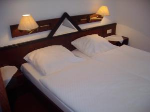 Postel nebo postele na pokoji v ubytování Hotel am Bahnhof