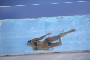 een vrouw drijvend in een zwembad in het water bij Iberostar Bahía de Palma - Adults Only in Playa de Palma