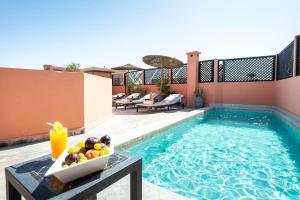 Bazén v ubytování Riad 64 Maison D'hôtes & Spa nebo v jeho okolí