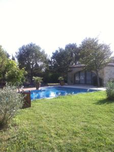 una piscina nel cortile di una casa di Suite de l'olivier au Mas au Coeur de la Provence &SPA a Saint-Cannat Altre 14 foto