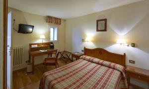 Кровать или кровати в номере Hotel Abat Cisneros Montserrat