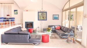 ein Wohnzimmer mit 2 Sofas und einem Kamin in der Unterkunft Villa St Maxime in Saint-Paul-de-Vence