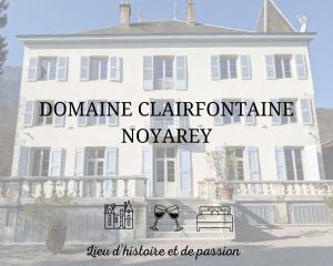 une maison blanche avec une paire de lunettes de soleil devant elle dans l'établissement Domaine Clairfontaine Noyarey - Suites Junior, à Noyarey