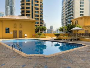 une grande piscine dans une ville avec de grands bâtiments dans l'établissement HiGuests - Amazing Sea Views from this 2BR Apt in JBR, à Dubaï