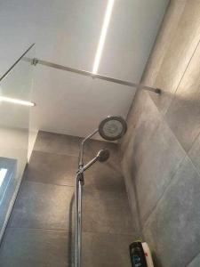 a shower in a bathroom with a shower at SkiinSkiout Wifi Guardaesquís y Relax TETRAS in Pas de la Casa