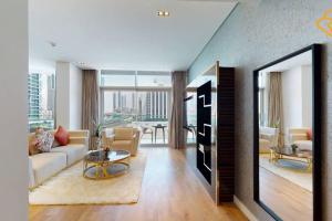 uma sala de estar com um sofá e uma mesa em Keysplease 2 BR minutes to Dubai Mall 408, City Walk em Dubai
