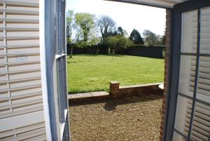 uitzicht op een tuin vanaf de deur van een huis bij Clonganny House in Ballygarrett