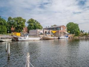 a group of boats docked next to a house at Ferienappartement MEERZEIT in Mursewiek