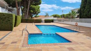 Bazén v ubytování Apartamento familiar con piscina y wifi nebo v jeho okolí