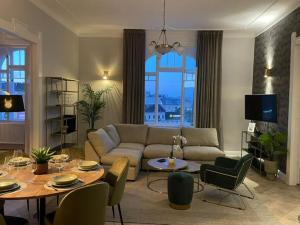 Posedenie v ubytovaní OrangeHomes Panthera Luxury Apartment
