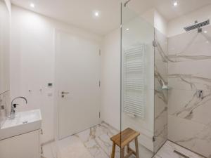 a bathroom with a shower and a sink at Ferienappartement MEERZEIT in Mursewiek