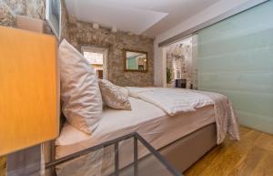 sypialnia z dużym łóżkiem w pokoju w obiekcie Dubrovnik Dream Apartments w Dubrowniku