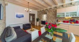 sala de estar con sofá y mesa en Dubrovnik Dream Apartments en Dubrovnik