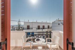 balkon ze stołem i krzesłami oraz widokiem w obiekcie Optasia Naxos Center 2 bedroom New Apartment w mieście Naksos