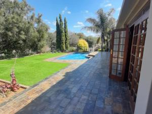 una casa con jardín y piscina en La Casa Guest House, en Bloemfontein 15 fotos más