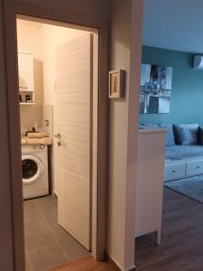 uma porta para uma cozinha com uma máquina de lavar roupa em NEW - Frendly Luxury Apartment Franka Zagreb em Zagreb