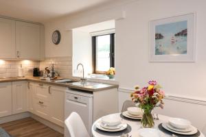 Köök või kööginurk majutusasutuses Primrose at Stancombe Manor, Nr Kingsbridge