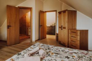 1 dormitorio con cama, tocador y espejo en Apartament pod Lubaniem en Ochotnica Dolna