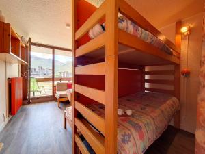 Łóżko lub łóżka piętrowe w pokoju w obiekcie Studio Les Menuires, 1 pièce, 4 personnes - FR-1-344-314