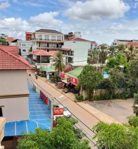 uma vista superior de uma cidade com uma rua e edifícios em city inn hotel em Siem Reap