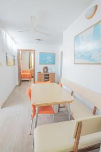 a room with a table and chairs and a bedroom at Central villa flatlet with pool - free parking and WiFi in Lija