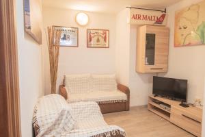 Zona d'estar a Central villa flatlet with pool - free parking and WiFi