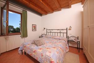 a bedroom with a bed and a window at Residence Fondo La Campagnola in Gargnano
