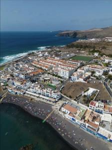 - une vue aérienne sur une ville à côté de l'océan dans l'établissement Alojamientos Agaete Pueblo Nº3, Nº4, Nº5, Nº6, à Agaete