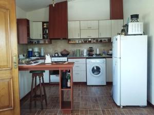 Dapur atau dapur kecil di Casa en Villa Los Aromos