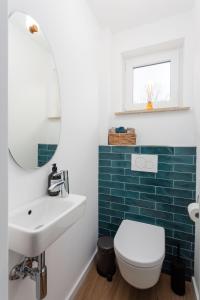 ein Bad mit einem Waschbecken und einem WC in der Unterkunft Lieblingshome in Tinnum