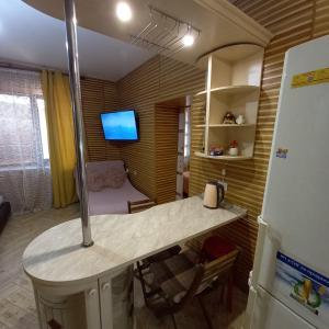 eine Küche mit einer Theke und einem Kühlschrank in der Unterkunft Апартаменты-студио in Izmail