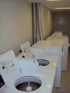 una fila de lavadoras vacías en una habitación en Soul da Lapa Flat Residence, en Río de Janeiro