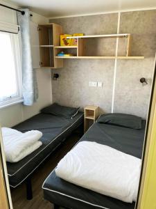 オンザンにあるDomaine de Dugnyの窓付きの小さな部屋のベッド2台