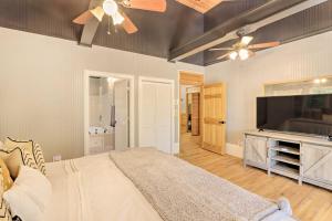 ein Schlafzimmer mit einem Bett und einem Flachbildfernseher in der Unterkunft Custom-Built Luxury Cabin with Tesla Charger! in Ellijay