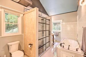 ein Badezimmer mit Badewanne, Toilette und Waschbecken in der Unterkunft Custom-Built Luxury Cabin with Tesla Charger! in Ellijay + 37 Fotos