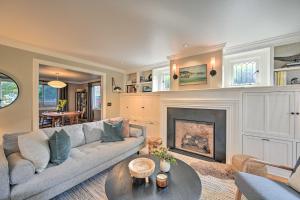 - un salon avec un canapé et une cheminée dans l'établissement Stunning Queen Anne House with Private Patio!, à Seattle
