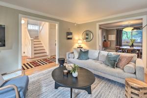 - un salon avec un canapé et une table dans l'établissement Stunning Queen Anne House with Private Patio!, à Seattle